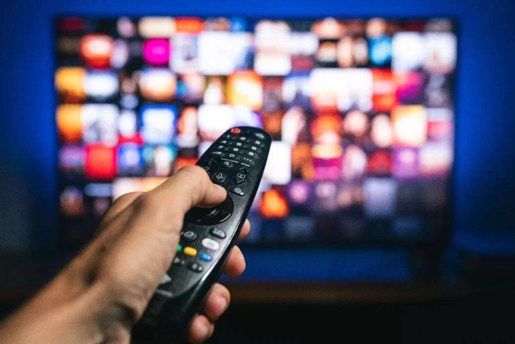 تحميل IPTV للتلفزيون أفضل التطبيقات المجانية والمدفوعة لعام 2025